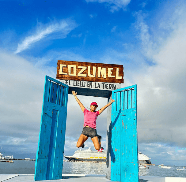 Home 1 chichen itza, cenote , merida tours, tours en merida.
Izamal is a charming "Pueblo Mágico" located in the heart of Yucatán, Mexico. Known as the "City of Three Cultures," Izamal stands out for its stunning colonial architecture, cobblestone streets, and especially its vibrant yellow color that adorns most of its buildings, including the majestic Convento de San Antonio de Padua. The image showcases a panoramic view of this beautiful place, capturing the essence of its environment filled with history, culture, and tradition. Visitors can admire the harmony between the colonial buildings and the nearby Mayan ruins, making Izamal a unique destination for travelers interested in exploring the rich heritage of Yucatán.
Izamal, Pueblo Mágico, Yucatán, Convento de San Antonio de Padua, colonial architecture, history of Izamal, tourism in Yucatán, tourist destination in Mexico, Izamal streets, Yucatán culture and tradition.